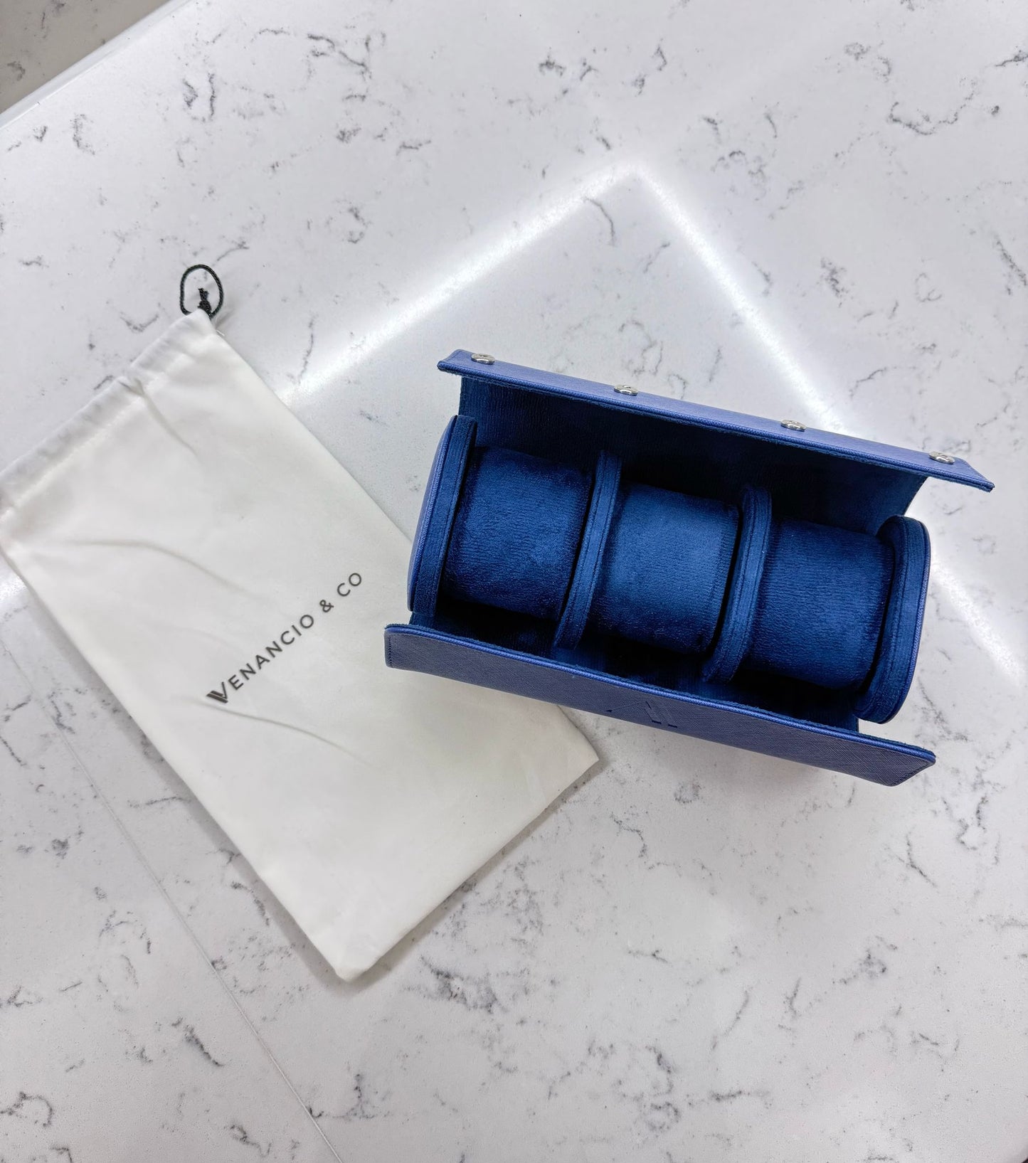 The V Roll – Bleu Royal